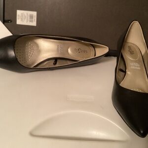 Black, size 8M heels